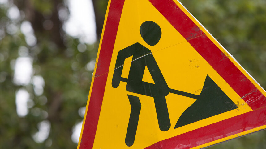 Из-за прорыва трубы на Подполковника Емельянова общественный транспорт идёт с задержкой в 20 минут - Новости Калининграда | Фото: Александр Подгорчук / Архив «Клопс»