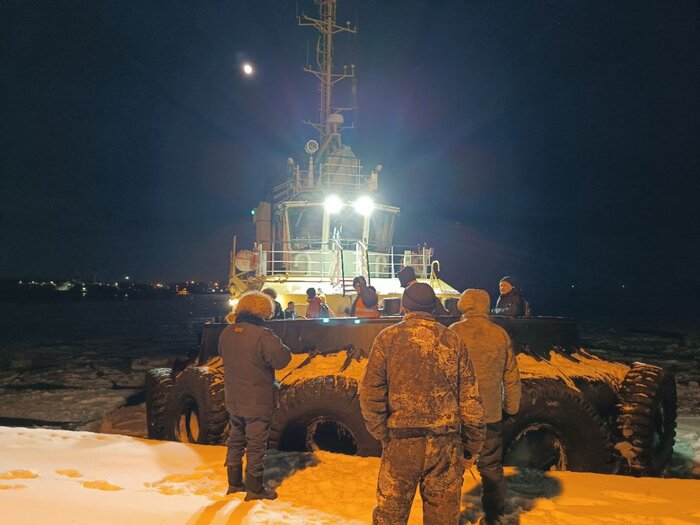 Вчера вечером, еще до помощи властей, кто-то заказал буксир частным образом - и несколько людей вывезли с Балткосы. | Фото: Валерия Надымова