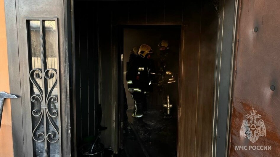 В калининградском СНТ загорелся двухэтажный дом, погибла женщина (фото) - Новости Калининграда | Фото: МЧС Калининградской области / «ВКонтакте»