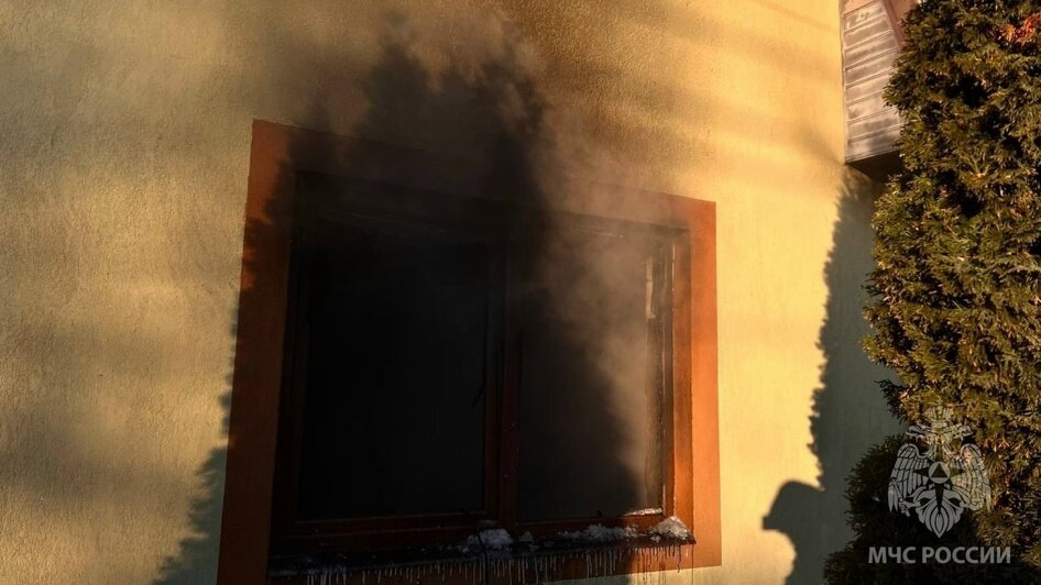 В калининградском СНТ загорелся двухэтажный дом, погибла женщина (фото) - Новости Калининграда | Фото: МЧС Калининградской области / «ВКонтакте»