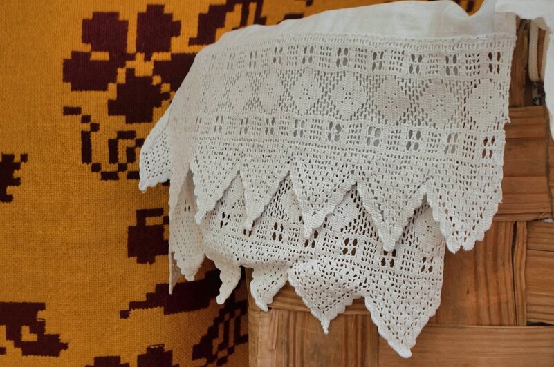 Ирина Кунц много лет бережно собирает и хранит предметы старины. | Фото: Ксения Асатурова