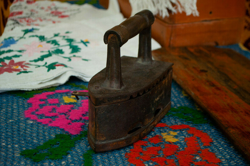 Чугунный утюг производства известной Касимовской мануфактуры. | Фото: Ксения Андреева