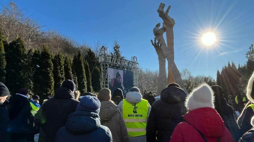 «Мы умеем радоваться, но ничего не забываем»: несмотря на мороз, в Янтарном состоялся ежегодный «Марш жизни» - Новости Калининграда | Фото: «Клопс»