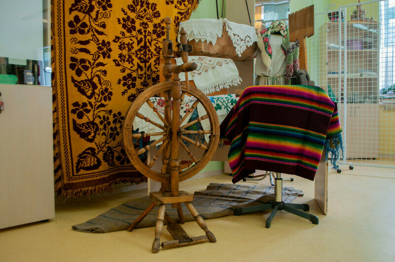 Старинная прялка, которой Ирина подарила вторую жизнь. | Фото: Ксения Андреева