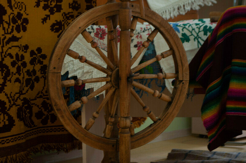 Старинная прялка, которой Ирина подарила вторую жизнь. | Фото: Ксения Андреева