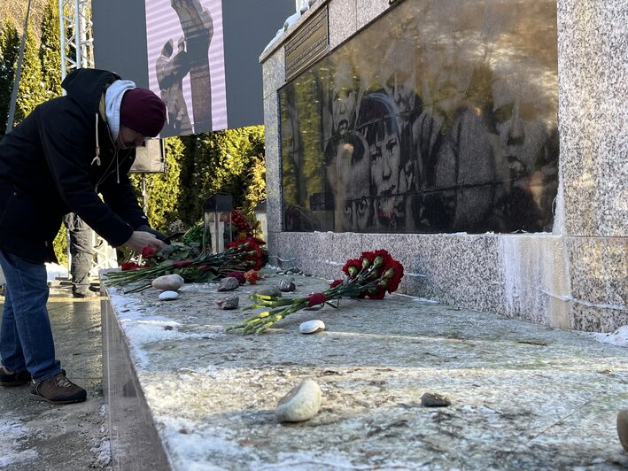 «Мы умеем радоваться, но ничего не забываем»: несмотря на мороз, в Янтарном состоялся ежегодный «Марш жизни» - Новости Калининграда | Фото: «Клопс»