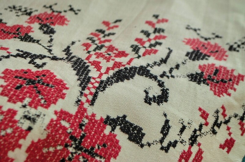 Рушник, которому около ста лет: часть нитей осыпалась, но изделие сохранено | Фото: Ксения Андреева