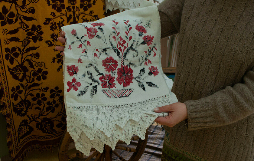 Рушник, которому около ста лет: часть нитей осыпалась, но изделие сохранено | Фото: Ксения Андреева