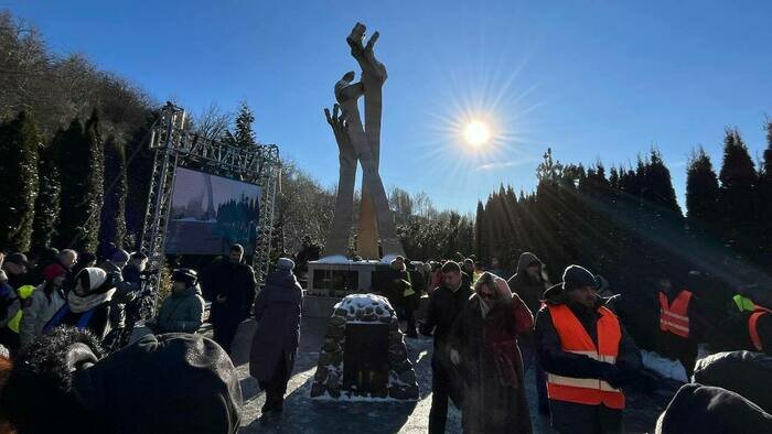«Мы умеем радоваться, но ничего не забываем»: несмотря на мороз, в Янтарном состоялся ежегодный «Марш жизни» - Новости Калининграда | Фото: «Клопс»