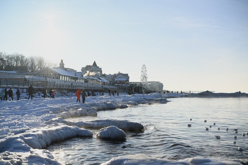 В выходные побережье превратилось в точку притяжения для многих калининградцев и туристов. На фото - воскресный Зеленоградск. | Фото: Софья Шарипова