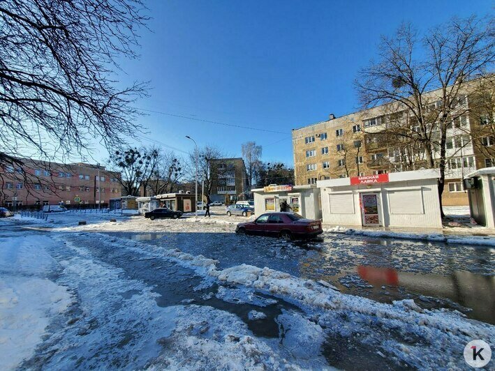 В Калининграде Mercedes застрял в ледяной воде после крупной аварии в районе Багратиона (фото, видео) - Новости Калининграда | Фото читателя