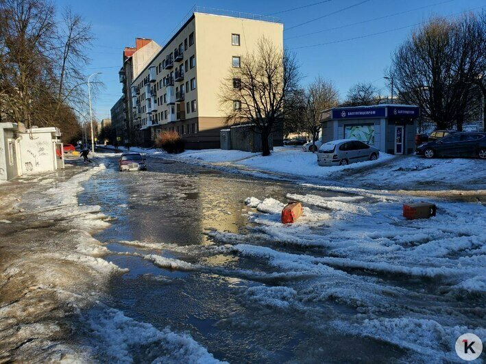 В Калининграде Mercedes застрял в ледяной воде после крупной аварии в районе Багратиона (фото, видео) - Новости Калининграда | Фото читателя