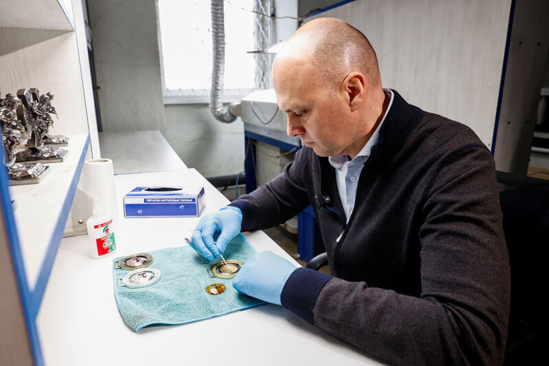 Алексей Беспрозванных принял участие в создании первой медали к X Российско-Китайским играм (фото) - Новости Калининграда | Фото: пресс-служба правительства Калининградской области