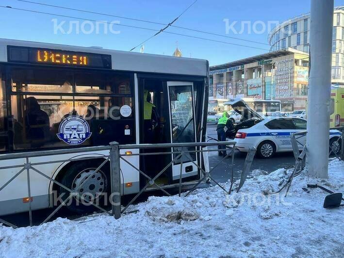 В центре Калининграда пассажирский автобус врезался в столб, есть пострадавшие (фото) - Новости Калининграда | Фото: «Клопс»