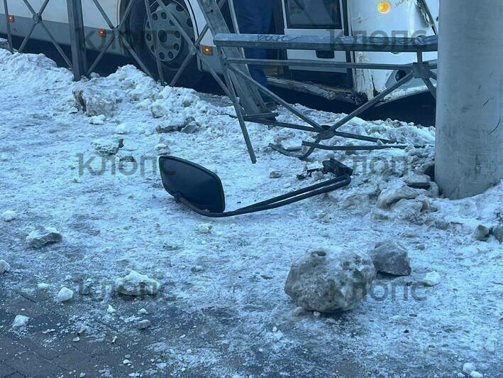 В центре Калининграда пассажирский автобус врезался в столб, есть пострадавшие (фото) - Новости Калининграда | Фото: «Клопс»