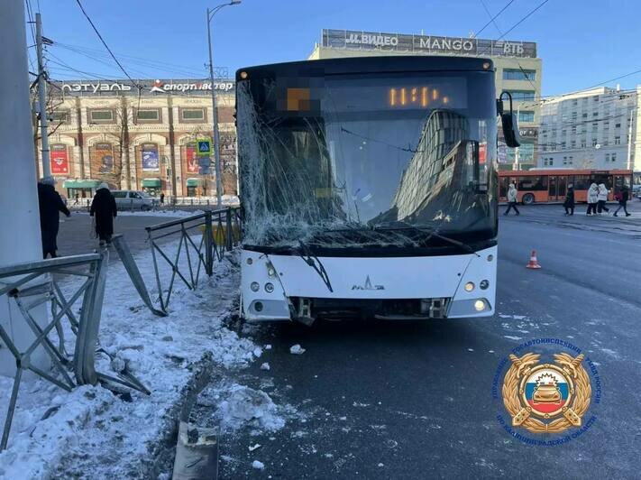 Пострадали водитель и 4 пассажира: подробности аварии на Черняховского, где автобус влетел в столб - Новости Калининграда | Фото: пресс-служба регионального УМВД