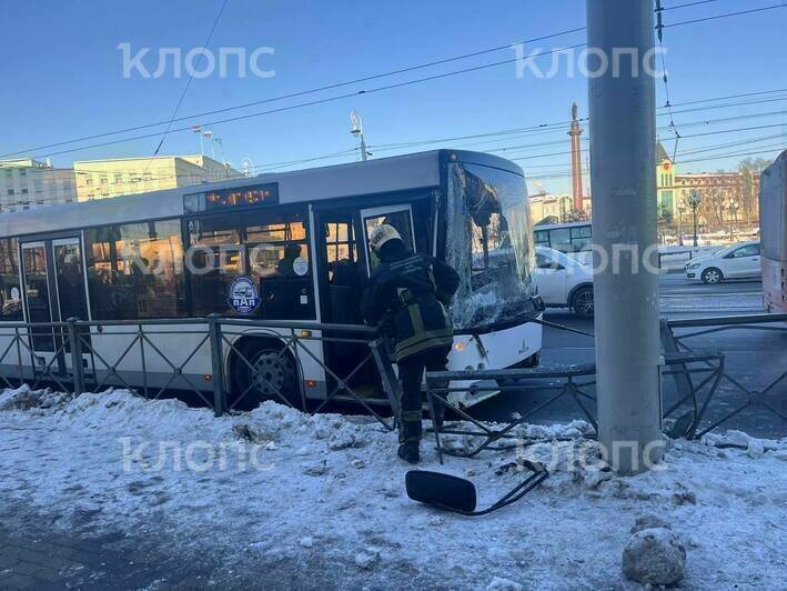 В центре Калининграда пассажирский автобус врезался в столб, есть пострадавшие (фото) - Новости Калининграда | Фото: «Клопс»