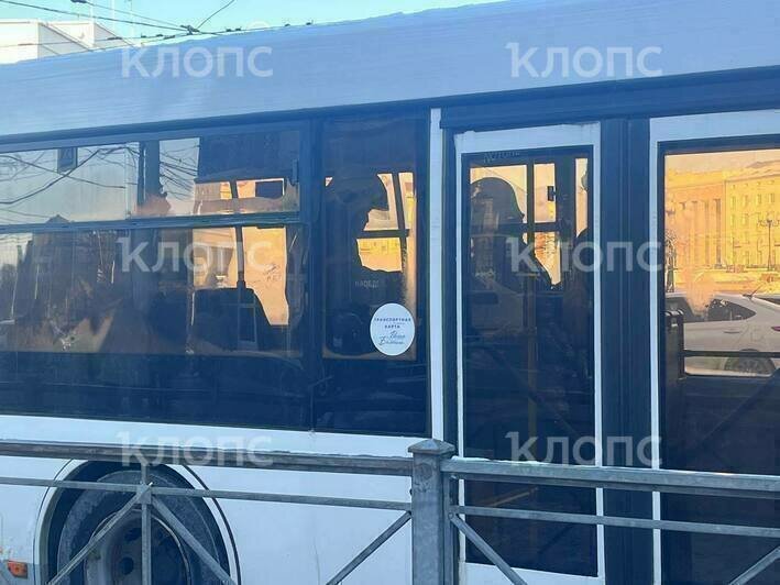 В центре Калининграда пассажирский автобус врезался в столб, есть пострадавшие (фото) - Новости Калининграда | Фото: «Клопс»