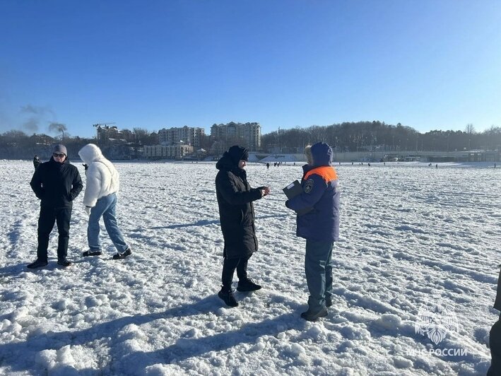 Калининградцы продолжают выходить на лёд моря и рек, несмотря на предупреждения спасателей — МЧС - Новости Калининграда | Фото: сообщество МЧС Калининградской области / «ВКонтакте»