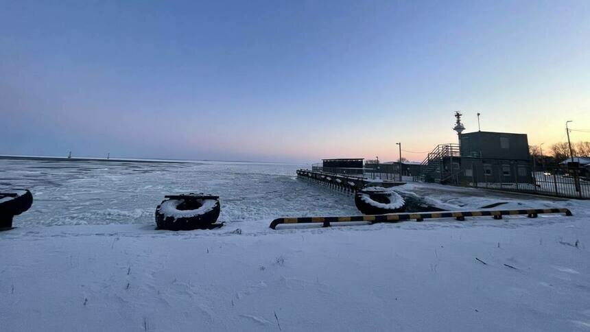 Причал на Балткосе по-прежнему скован льдом | Фото: Никита Куторга