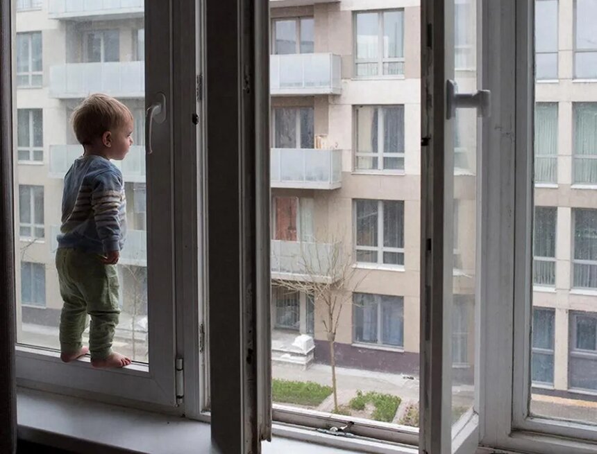 Малыш вылез в окно, пока родители спали. | Фото: ИИ