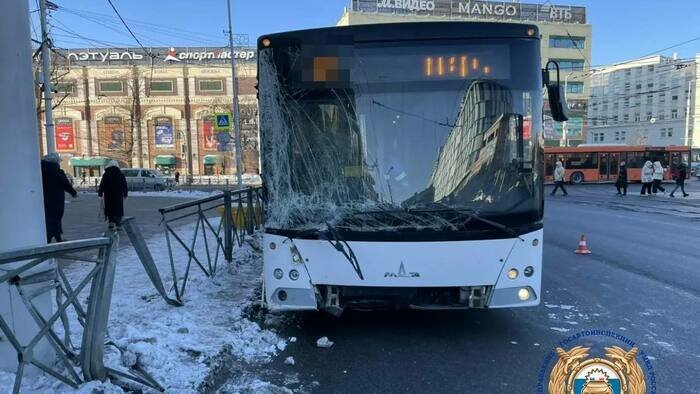 Разбила лицо о поручень: калининградка рассказала, что происходило в автобусе, въехавшем в столб на площади Победы  - Новости Калининграда | Фото: Госавтоинспекция Калининградской области