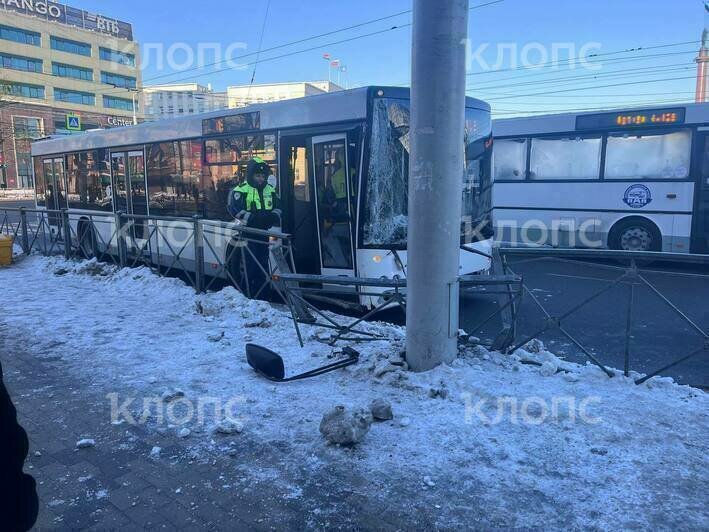 В центре Калининграда пассажирский автобус врезался в столб, есть пострадавшие (фото) - Новости Калининграда | Фото: «Клопс»