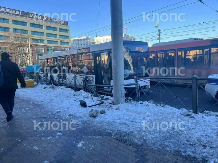 В центре Калининграда пассажирский автобус врезался в столб, есть пострадавшие (фото) - Новости Калининграда | Фото: «Клопс»
