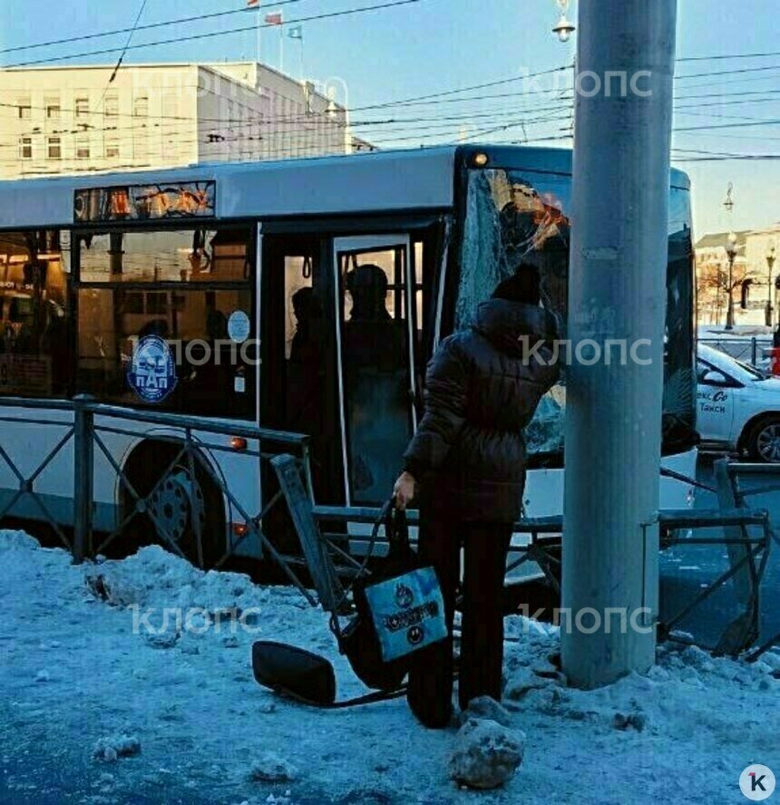 Сразу после ДТП одна из пострадавших пассажирок вызвала себе скорую  | Фото: Вероника