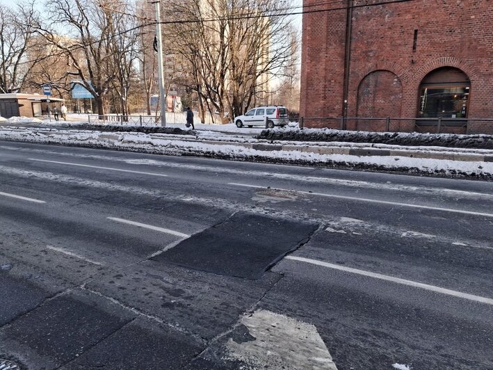 В Калининграде принялись латать одни улицы, а с других даже не убрали лёд (фото, видео) - Новости Калининграда | Фото Михаила Лаврукайтиса