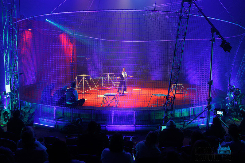 Площадкой для съемок стал калининградский цирк-шапито. | Фото: Александр Мелехов