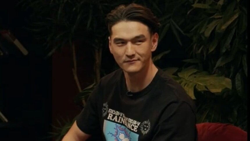 Нурлану Сабурову на 50 лет запретили въезд в Россию: что известно о скандале - Новости Калининграда | Кадр из шоу на YouTube