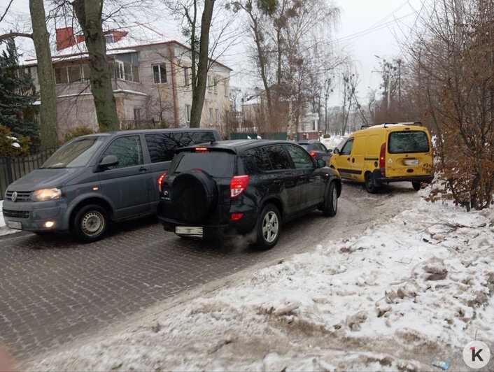 Случившиеся из-за гололёда ДТП на Верхнеозёрной в Калининграде парализовали движение в этом районе (фото) - Новости Калининграда | Фото читателя