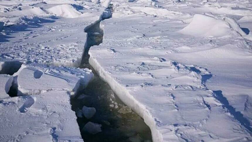 Трещина от косы до косы: льдины вдоль побережья Балтийского моря местами отошли на 50 м - Новости Калининграда | Фото: пресс-служба МЧС по Калининградской области