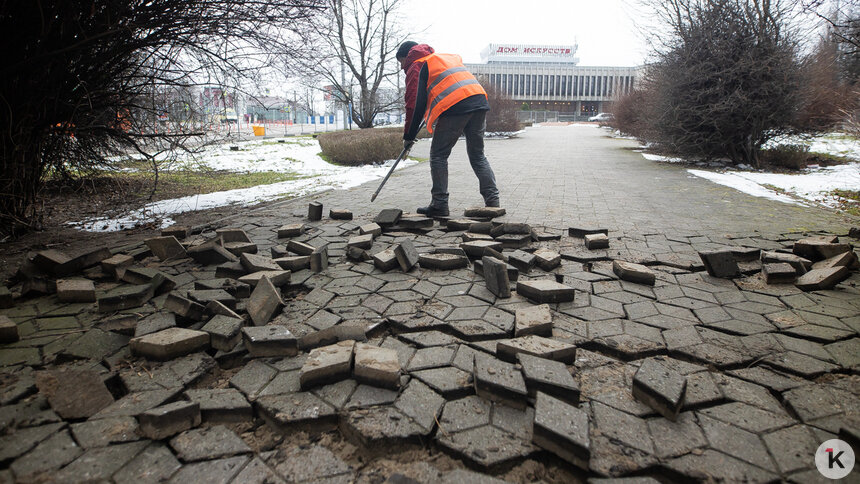 Эксперты разберутся, кто виноват в появлении трещин и других дефектов в сквере возле бывшего Дома искусств - Новости Калининграда | Фото: Александр Подгорчук / Архив «Клопс»