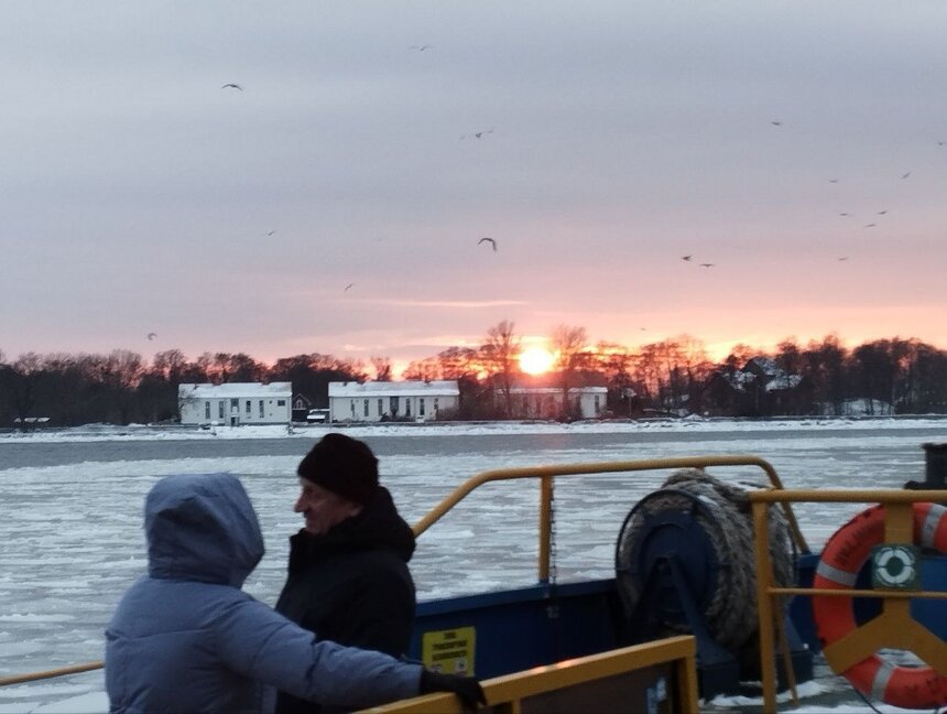 Сейчас паром на Балткосу ходит 5 раз в день - только для людей, без машин. | Фото: группа "Старый Люнет" в "ВК"