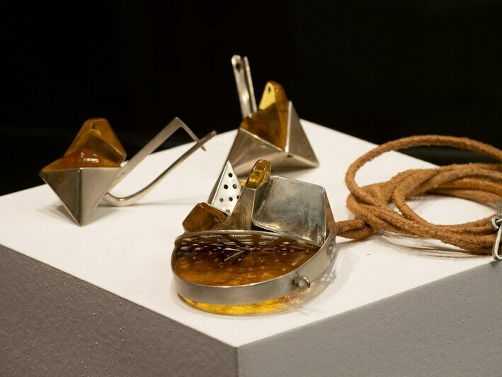 Бумажные украшения и эксперименты с формой: в Музее янтаря открылась выставка «Внимание! Работает авангард» - Новости Калининграда | Фото: Музей янтаря