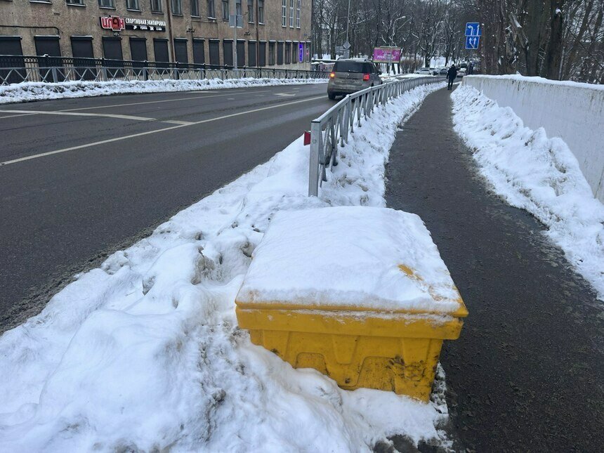 Жёлтые ящики, которые стоят на тротуарах, предназначены только для коммунальщиков. | Фото: Александр Подгорчук 