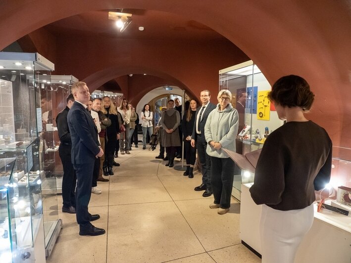 Бумажные украшения и эксперименты с формой: в Музее янтаря открылась выставка «Внимание! Работает авангард» - Новости Калининграда | Фото: Музей янтаря