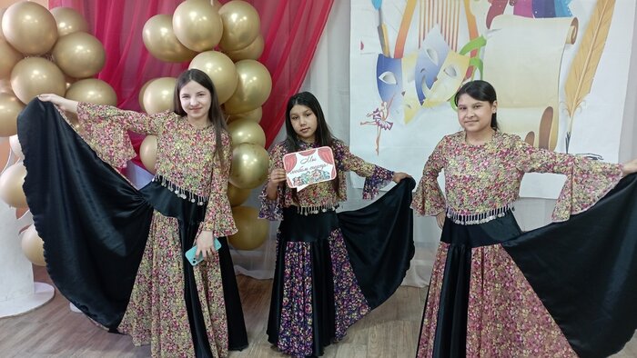 Коллектив «Кхелен-Чая» исполняет цыганские танцы | Фото: из группы ДК Краснознаменска  во «ВКонтакте»