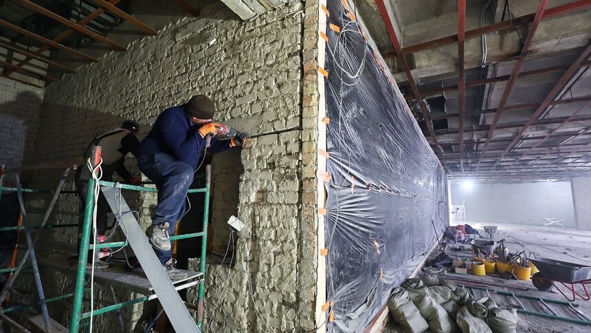 Подрядчик завершает очередной этап работ — фойе на первом и втором этажах. | Фото: Александр Подгорчук