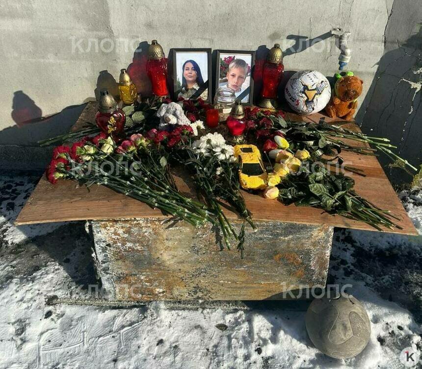 К месту трагедии несут цветы и игрушки  | Фото: соседи семьи 
