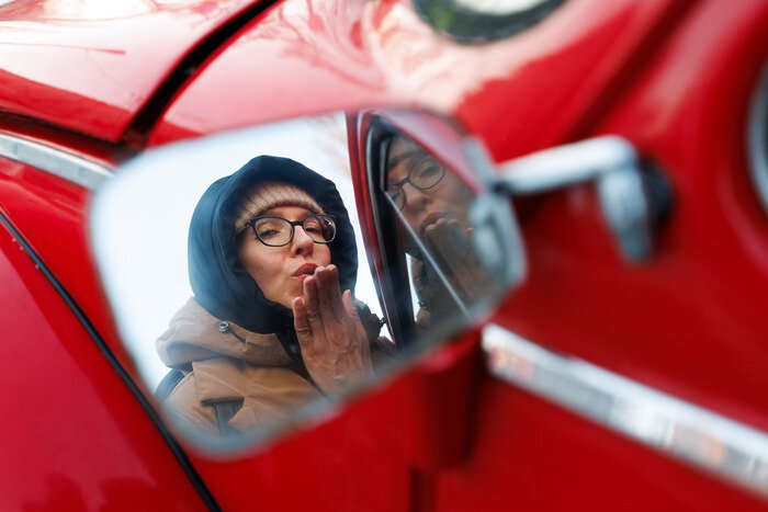 Самые популярные подарки остаются классическими: цветы и сладости. | Фото: Александр Мелехов