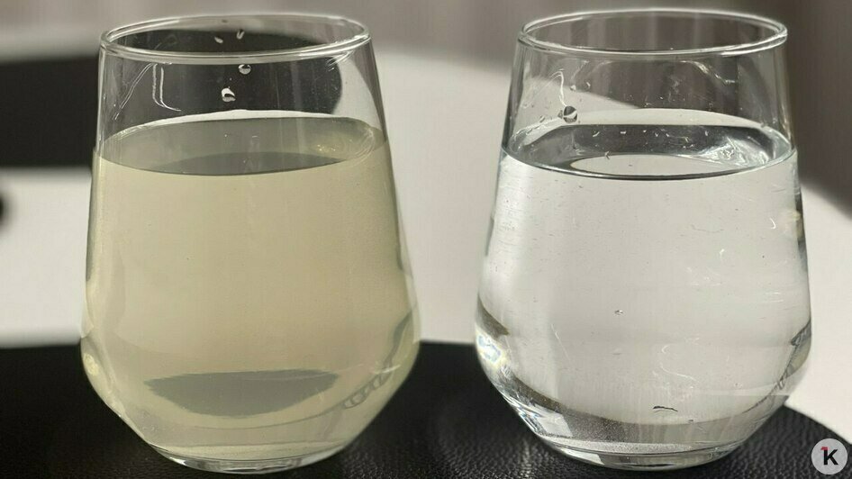 Вода после фильтра слева. Справа — бутилированная | Фото: читатель 