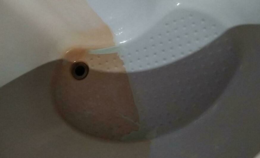 Вся сантехника — в рыжем налёте | Фото: читатель 