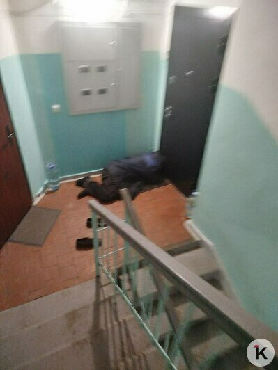 Мужчина в очередной раз ночует в подьезде | Фото предоставил Леонид