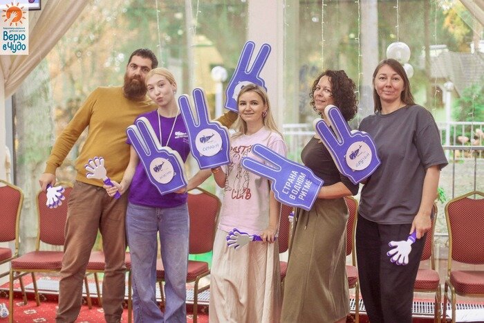 На сменах в реабилитационном лагере специалисты работают с семьями с детьми, пережившими онкозаболевание | Фото: архив БЦ «Верю  в чудо»