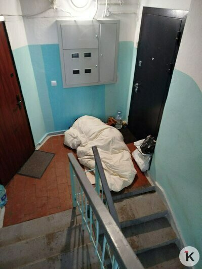 Мужчина в очередной раз ночует в подьезде | Фото предоставил Леонид