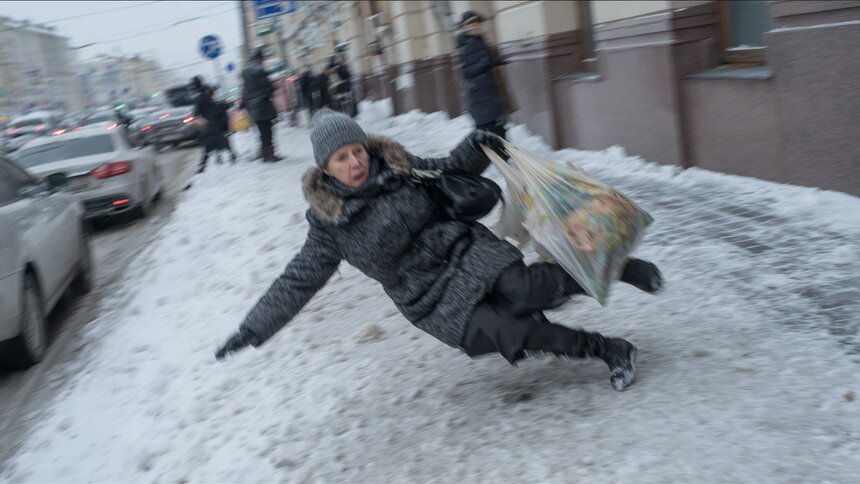 Пошла на рынок и упала на льду: пенсионерка из Багратионовска отсудила компенсацию за оскольчатый перелом руки   - Новости Калининграда | Иллюстрация: Алиса Игонина / Midjourney
