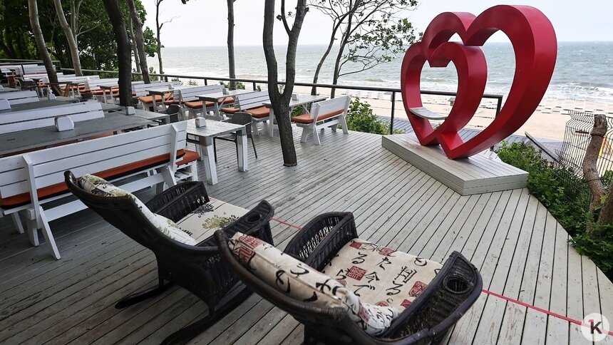 Прочь с пляжа: Росимущество выиграло в суде иск о выселении кафе с берега моря в Янтарном   - Новости Калининграда | Фото: Александр Подгорчук / Архив «Клопс»